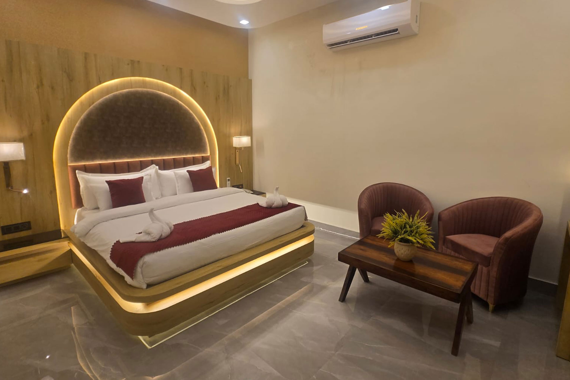 Deluxe Room thumbnail 1